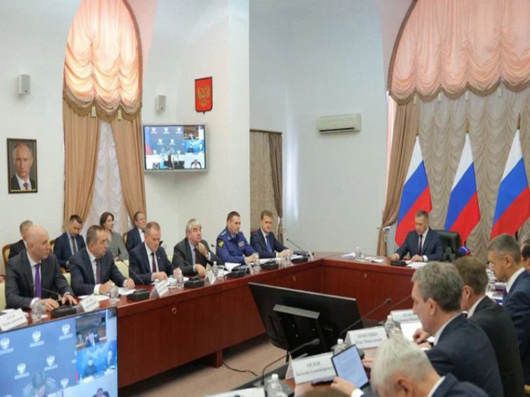 На состоявшемся в г. Хабаровске заседании Совета при полномочном представителе Президента Российской Федерации в Дальневосточном федеральном округе Юрии Трутневе обсуждены вопросы подготовки жилищно-коммунального комплекса к отопительному периоду. На состоявшемся в г. Хабаровске заседании Совета при полномочном представителе Президента Российской Федерации в Дальневосточном федеральном округе Юрии Трутневе обсуждены вопросы подготовки жилищно-коммунального комплекса к отопительному периоду.
