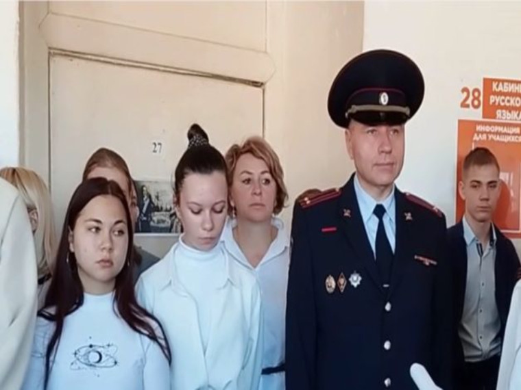 В Артеме Приморского края полицейские проводят для школьников уроки Мужества. В Артеме Приморского края полицейские проводят для школьников уроки Мужества.