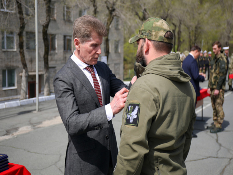 Глава Приморья наградил добровольцев батальона «Тигр». Глава Приморья наградил добровольцев батальона «Тигр».