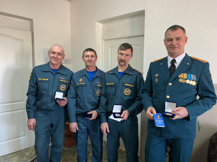 Сотрудники пожарно-спасательного отряда в Артеме получили заслуженные награды. Сотрудники пожарно-спасательного отряда в Артеме получили заслуженные награды.