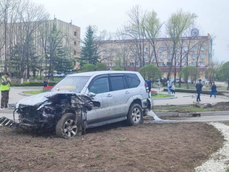 Госавтоинспекция Артема устанавливает обстоятельства ДТП, произошедшего в районе остановки общественного транспорта. Госавтоинспекция Артема устанавливает обстоятельства ДТП, произошедшего в районе остановки общественного транспорта.