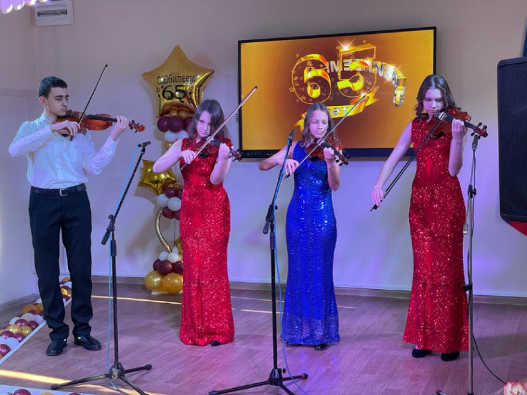 Артемовский колледж сервиса и дизайна отпраздновал юбилей. Артемовский колледж сервиса и дизайна отпраздновал юбилей.