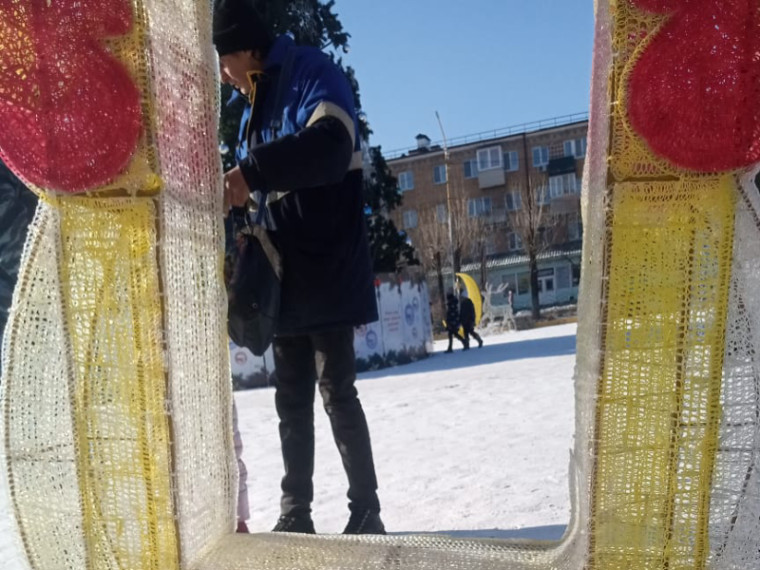 Вандалы повредили светодиодные фигуры в центре Артема. Вандалы повредили светодиодные фигуры в центре Артема.