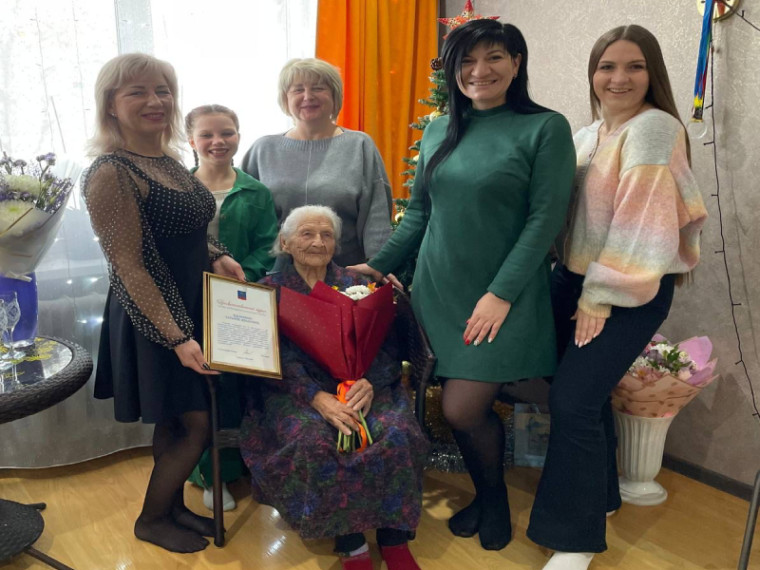 Долгожительницу поздравили со 100-летним юбилеем в Артеме. Долгожительницу поздравили со 100-летним юбилеем в Артеме.