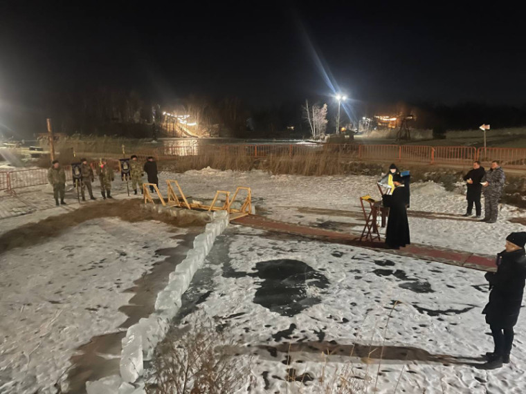 В ледяную прорубь в ночь на Крещение окунулись около 2000 артемовцев. В ледяную прорубь в ночь на Крещение окунулись около 2000 артемовцев.