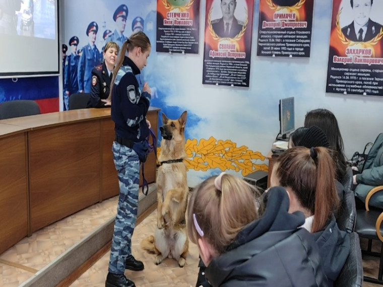 В Артеме Приморского края полицейские и общественники проводят Всероссийскую акцию «Студенческий десант». В Артеме Приморского края полицейские и общественники проводят Всероссийскую акцию «Студенческий десант».
