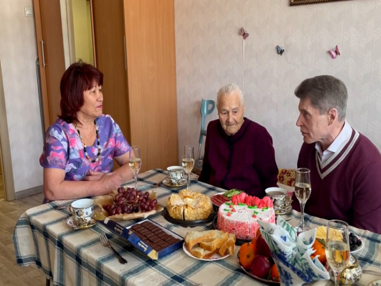 Глава Приморья поздравил ветерана труда Марию Зырянову со 104-летием. Глава Приморья поздравил ветерана труда Марию Зырянову со 104-летием.
