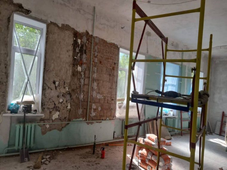 В школе № 20 начался ремонт. В школе № 20 начался ремонт.