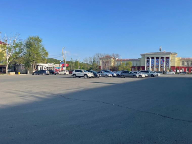 Вопрос с парковкой возле центральной площади будет решен. Вопрос с парковкой возле центральной площади будет решен.