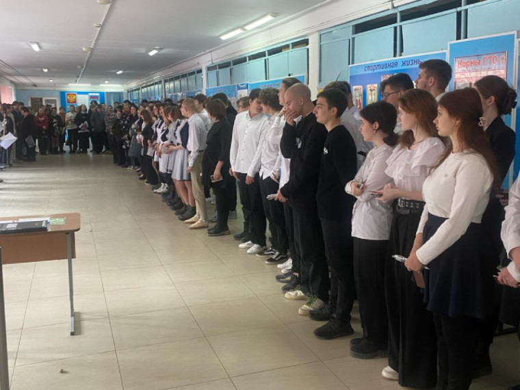 Одиннадцатиклассники Артема принимают участие в тренировочном едином государственном экзамене по математике. Одиннадцатиклассники Артема принимают участие в тренировочном едином государственном экзамене по математике.
