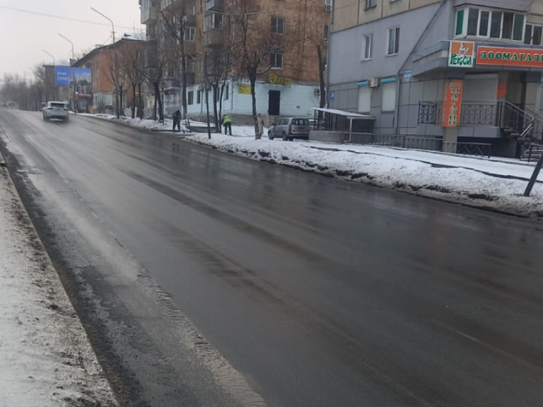 На дорогах Артема убирают снег. На дорогах Артема убирают снег.