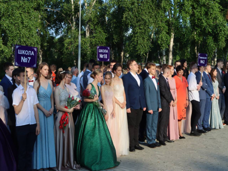 «Последний звонок» прозвенит в Артеме на следующей неделе. «Последний звонок» прозвенит в Артеме на следующей неделе.