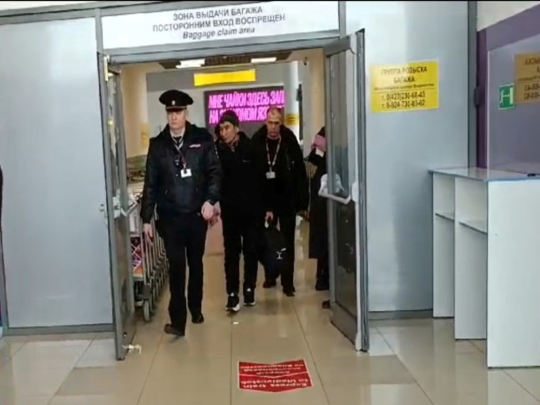 В Приморском крае полицейские провели рейдовые мероприятия по соблюдению миграционного законодательства в международном аэропорту «Владивосток». В Приморском крае полицейские провели рейдовые мероприятия по соблюдению миграционного законодательства в международном аэропорту «Владивосток».