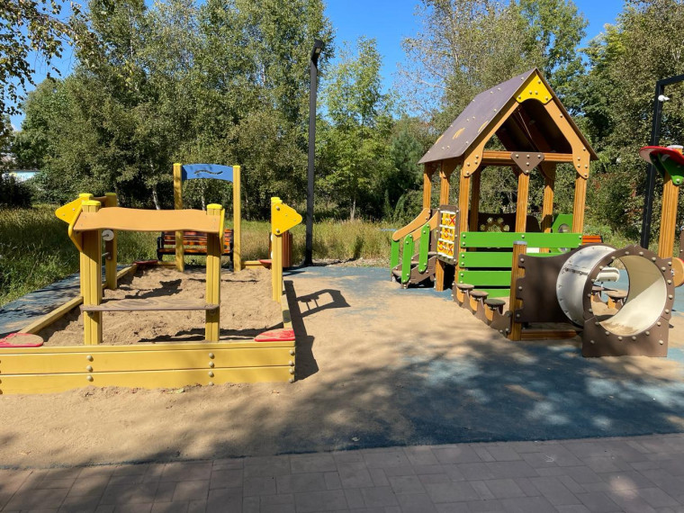 Площадка в городском парке культуры и отдыха. Площадка в городском парке культуры и отдыха.