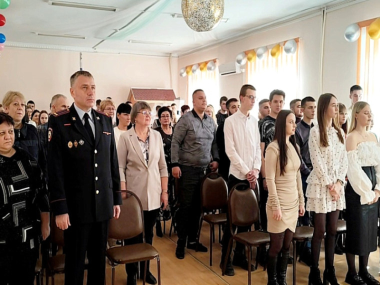 В Артеме Приморского края полицейские поздравили выпускников-правоведов с вручением дипломов. В Артеме Приморского края полицейские поздравили выпускников-правоведов с вручением дипломов.