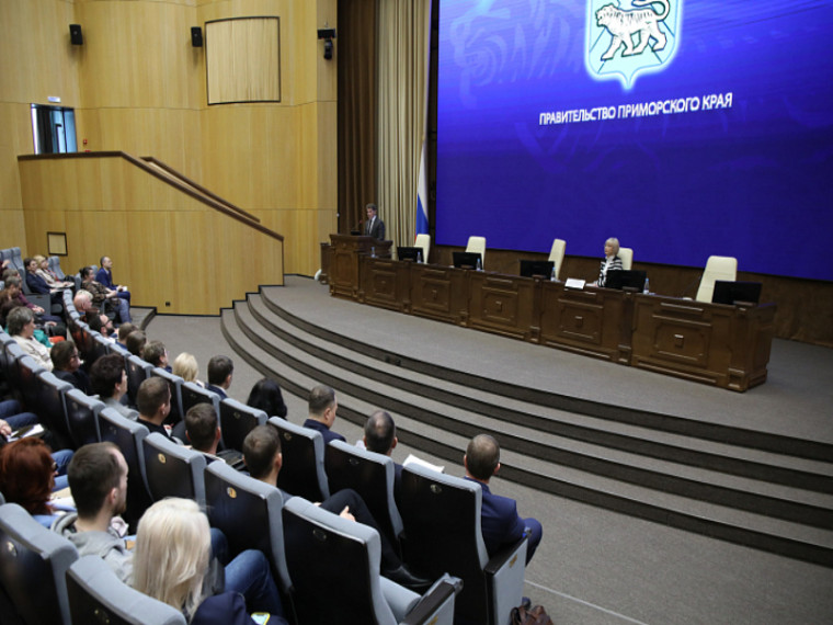 Олег Кожемяко поручил усилить работу по кадровому обеспечению медучреждений Приморья. Олег Кожемяко поручил усилить работу по кадровому обеспечению медучреждений Приморья.