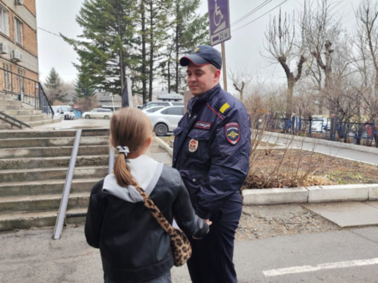 В Приморском крае полицейские разыскали ушедшую из дома 9-летнею девочку. В Приморском крае полицейские разыскали ушедшую из дома 9-летнею девочку.