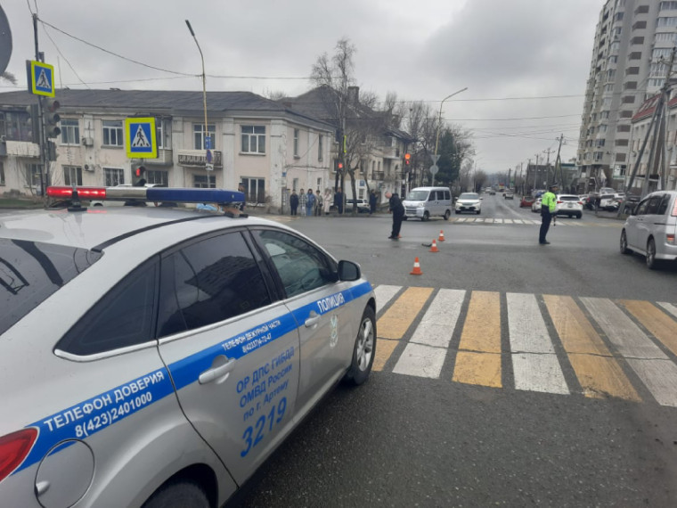 Госавтоинспекция Артема устанавливает обстоятельства ДТП, в результате которого пострадал несовершеннолетний. Госавтоинспекция Артема устанавливает обстоятельства ДТП, в результате которого пострадал несовершеннолетний.