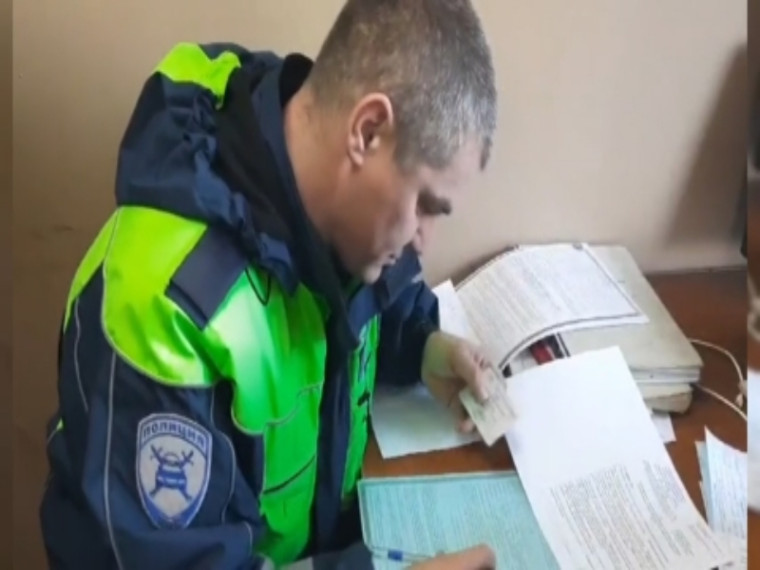 В Артеме полицейские привлекли к ответственности владелицу автомашины, передавшую право управления иностранцу-нелегалу, не имеющему водительское удостоверение. В Артеме полицейские привлекли к ответственности владелицу автомашины, передавшую право управления иностранцу-нелегалу, не имеющему водительское удостоверение.