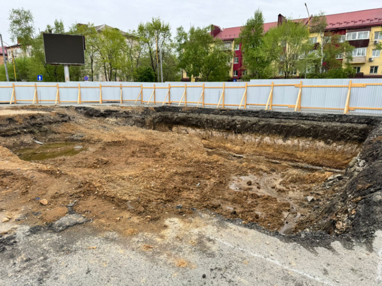 Устройство пешеходного фонтана идет в Артеме. Устройство пешеходного фонтана идет в Артеме.