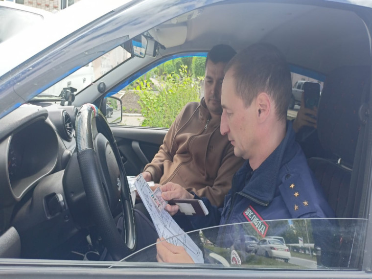 В Артеме Приморского края полицейские привлекли к административной ответственности мигранта, работающего водителем такси в нарушении законодательства. В Артеме Приморского края полицейские привлекли к административной ответственности мигранта, работающего водителем такси в нарушении законодательства.