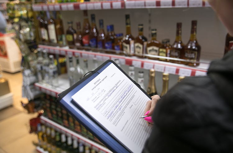 Продажу контрафактного алкоголя пресекли на популярном пляже Приморья. Продажу контрафактного алкоголя пресекли на популярном пляже Приморья.