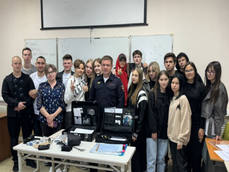 В Артеме Приморского края полицейские и общественники проводят уроки профориентации «Такая работа». В Артеме Приморского края полицейские и общественники проводят уроки профориентации «Такая работа».