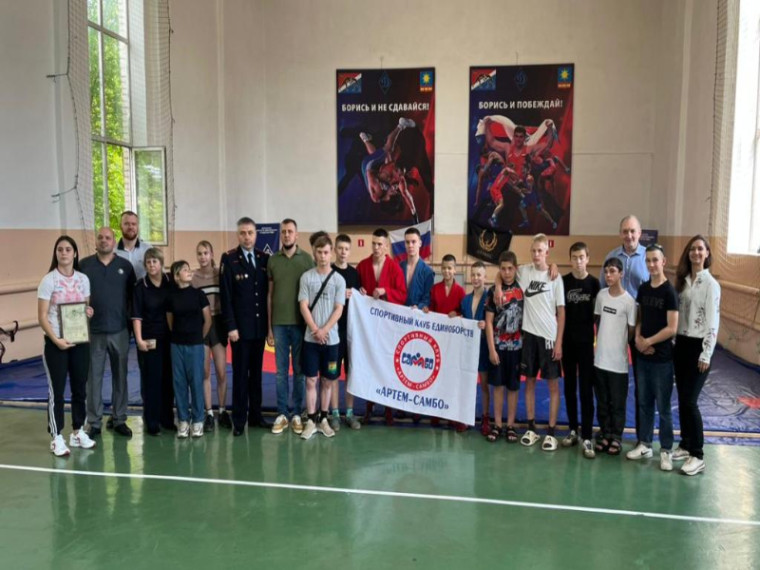 В Артеме Приморского края полицейские и общественники провели для ребят, попавших в трудную жизненную ситуацию, спортивное мероприятие. В Артеме Приморского края полицейские и общественники провели для ребят, попавших в трудную жизненную ситуацию, спортивное мероприятие.