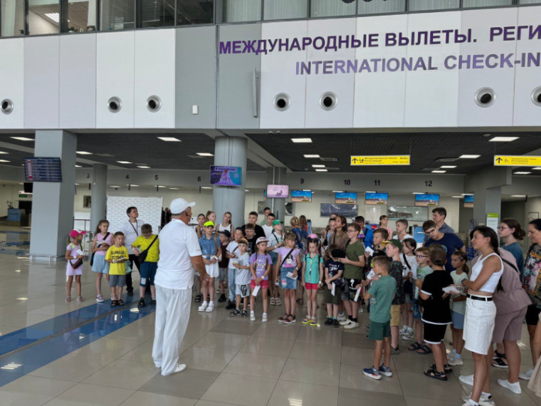 Аэропорт Владивосток показал детям «закулисье» авиации. Аэропорт Владивосток показал детям «закулисье» авиации.