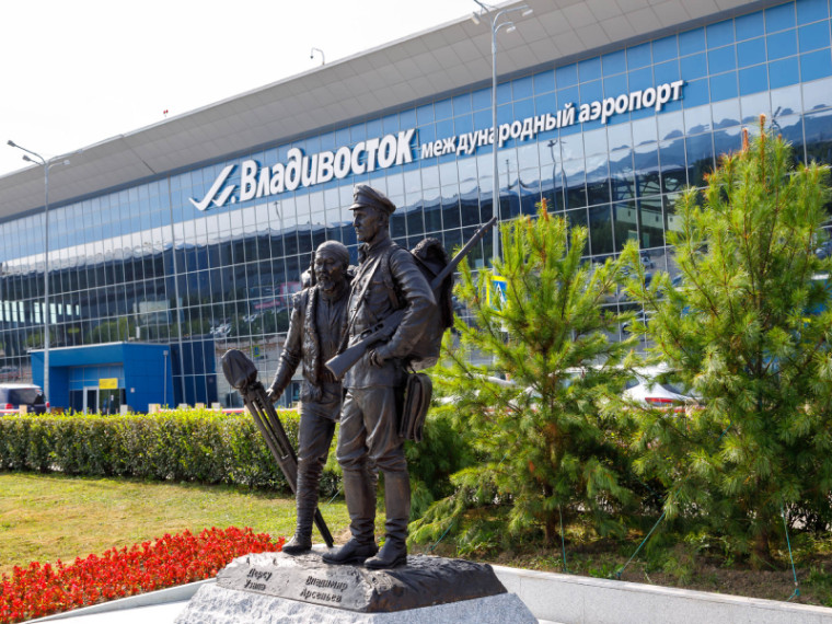 В аэропорту Владивостока установили скульптурную композицию Владимиру Арсеньеву и Дерсу Узала. В аэропорту Владивостока установили скульптурную композицию Владимиру Арсеньеву и Дерсу Узала.