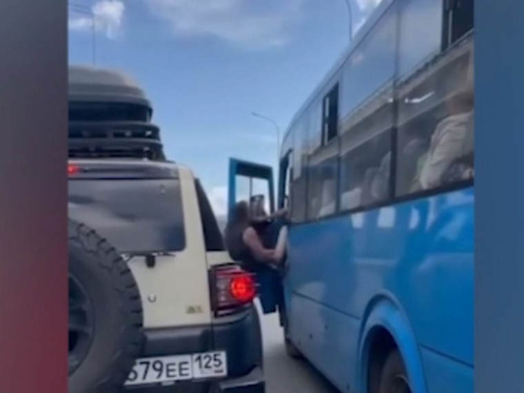 В Артеме полиция проводит проверку по факту инцидента, произошедшего с участием водителя рейсового автобуса. В Артеме полиция проводит проверку по факту инцидента, произошедшего с участием водителя рейсового автобуса.