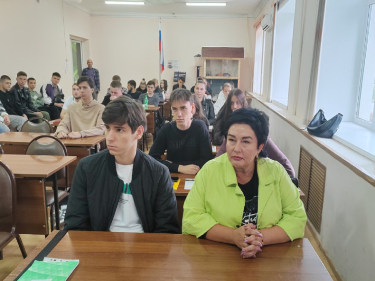 В Артеме Приморского края полицейские и представители общественного совета проводят Уроки профориентации «Такая работа». В Артеме Приморского края полицейские и представители общественного совета проводят Уроки профориентации «Такая работа».