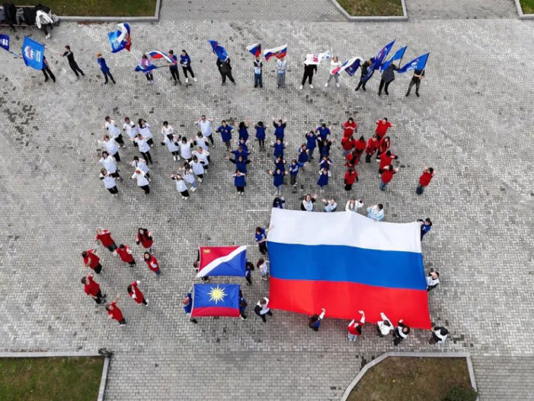 Молодежь Артема поздравила Президента России с днём рождения. Молодежь Артема поздравила Президента России с днём рождения.