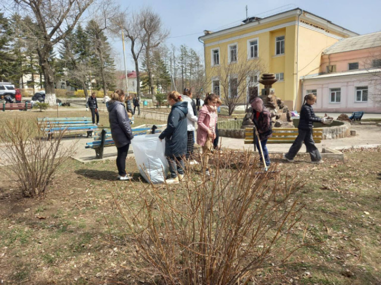 Общегородской субботник успешно проходит в Артеме . Общегородской субботник успешно проходит в Артеме .