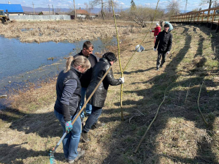 Берег озера в районе 17 км очистили во время субботника. Берег озера в районе 17 км очистили во время субботника.