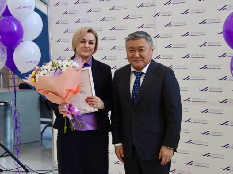 Работников аэропорта «Владивосток» поздравили с Днем гражданской авиации. Работников аэропорта «Владивосток» поздравили с Днем гражданской авиации.