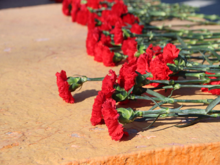 В Артёме возложили цветы к подножию памятника-мемориала артёмовцам, погибшим в годы Великой Отечественной войны 1941-1945 годов. В Артёме возложили цветы к подножию памятника-мемориала артёмовцам, погибшим в годы Великой Отечественной войны 1941-1945 годов.