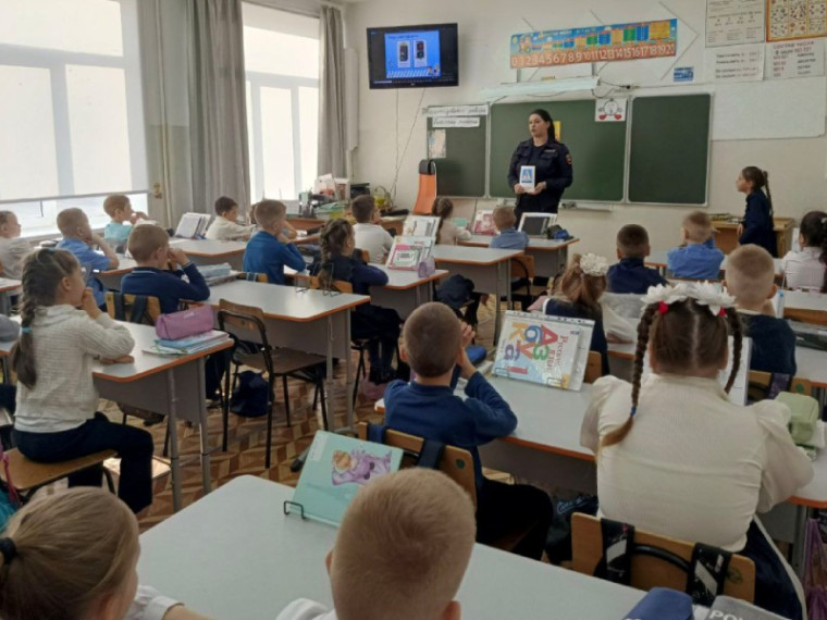 В Артеме Приморского края полицейские проводят для школьников «Уроки о важном». В Артеме Приморского края полицейские проводят для школьников «Уроки о важном».