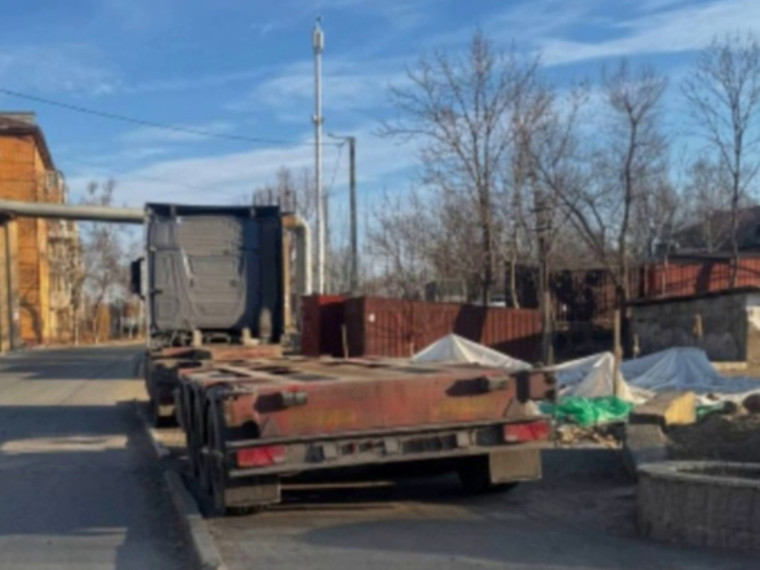 В Артеме сотрудники Госавтоинспекции привлекли к ответственности водителя большегруза, припарковавшегося в неположенном месте. В Артеме сотрудники Госавтоинспекции привлекли к ответственности водителя большегруза, припарковавшегося в неположенном месте.