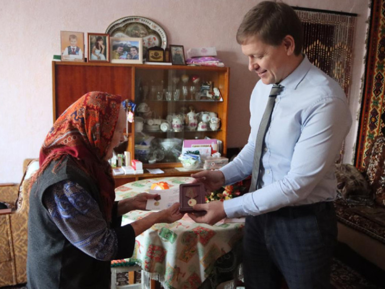 Медали в честь Юбилея Великой Победы вручили ветеранам в Артёме. Медали в честь Юбилея Великой Победы вручили ветеранам в Артёме.