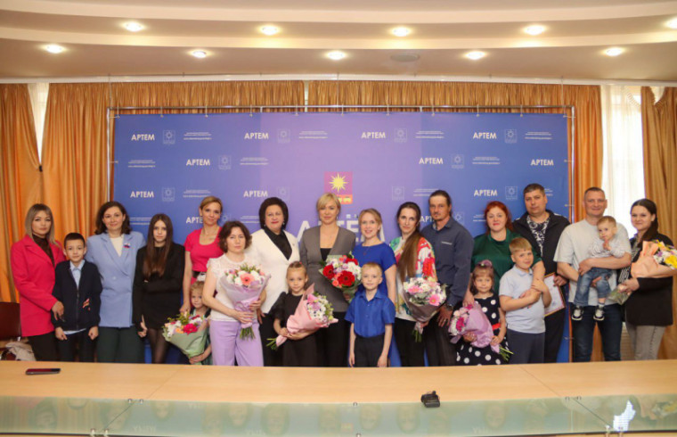 Участников конкурса «Семья года» поздравили в Артёме. Участников конкурса «Семья года» поздравили в Артёме.