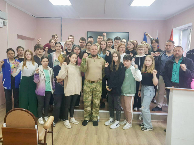 С юными артемовцами встречаются участники СВО . С юными артемовцами встречаются участники СВО .