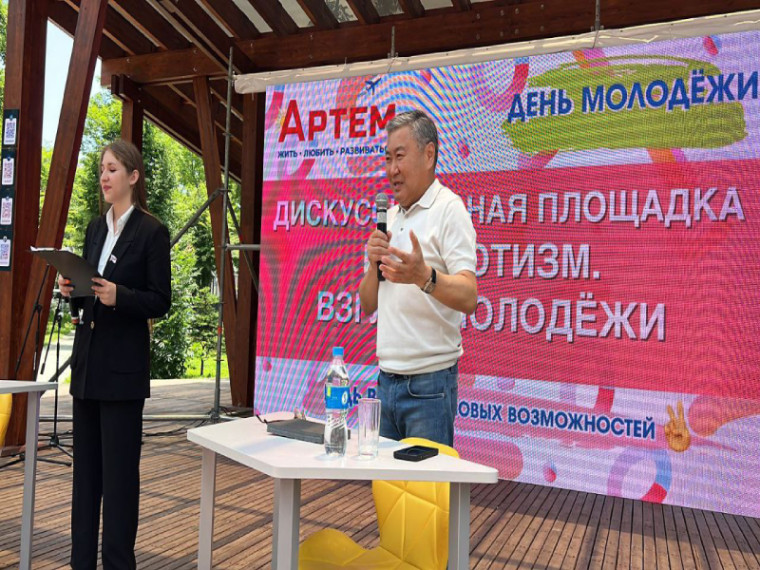 Рейды, профилактику вредных привычек и влияние соцсетей обсудили молодые люди с главой Артема Вячеславом Квоном. Рейды, профилактику вредных привычек и влияние соцсетей обсудили молодые люди с главой Артема Вячеславом Квоном.