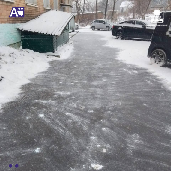 Уборка снега во дворах идёт в Артёме.