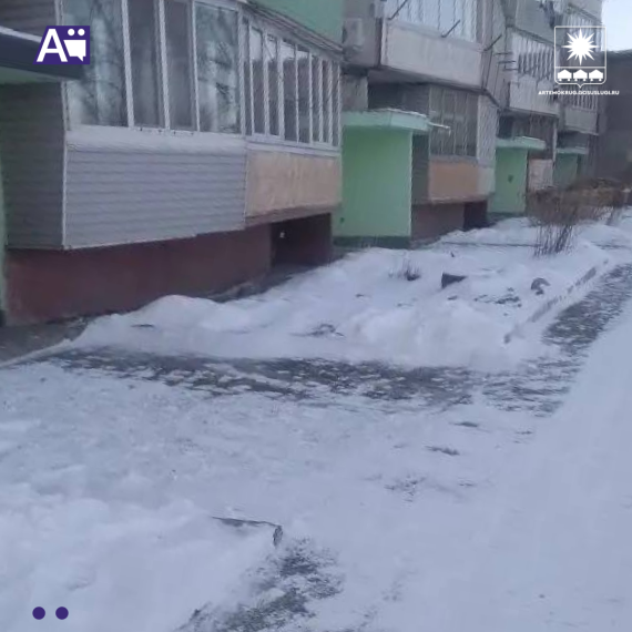 Уборка снега во дворах идёт в Артёме.