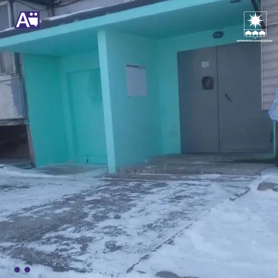 Уборка снега во дворах идёт в Артёме.